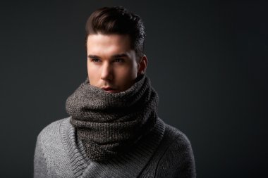 Şık genç adam gri yün atkı ile poz