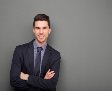 Silah ile gülümseyen yakışıklı genç iş adamı geçti