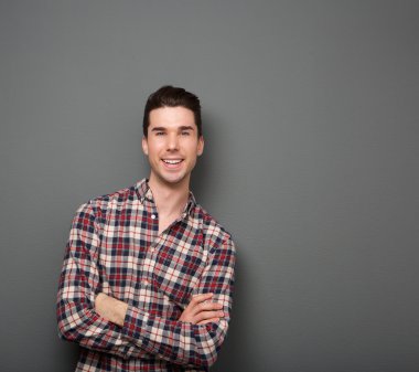 silah ile gülümseyen dostu genç adam geçti