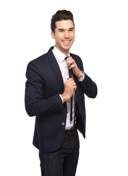 Joven hombre sonriendo y ajustando la corbata —  Fotos de Stock