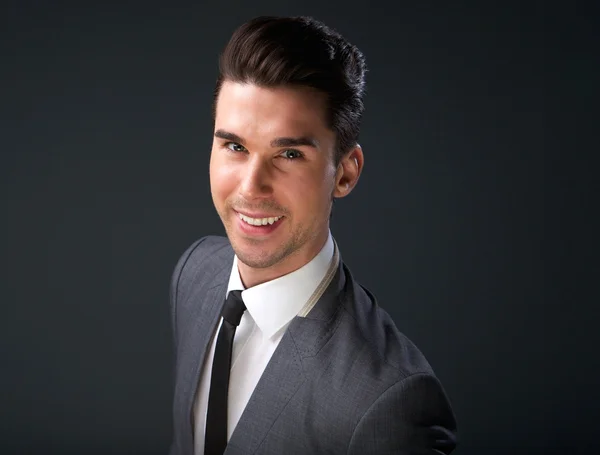 Cool joven sonriendo en traje de negocios y corbata — Foto de Stock