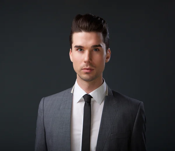 Férfi divat modell szürke öltöny és a nyakkendő — Stock Fotó