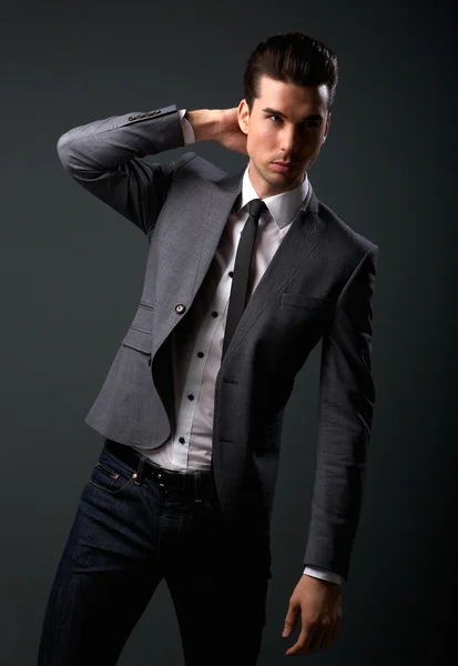 Atractiva joven modelo de moda masculina en traje chaqueta y corbata —  Fotos de Stock