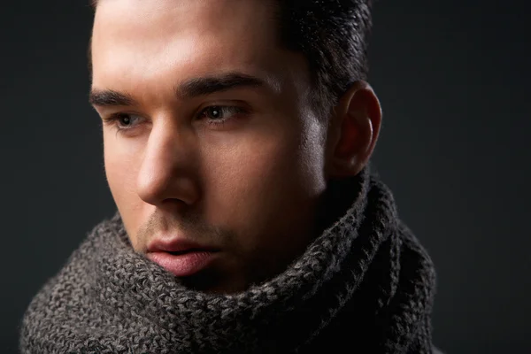 Привабливий молодий чоловік з сірим вовняним шарфом — стокове фото