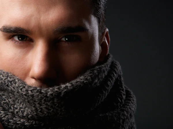 Retrato de un modelo de moda masculino con bufanda de lana gris — Foto de Stock