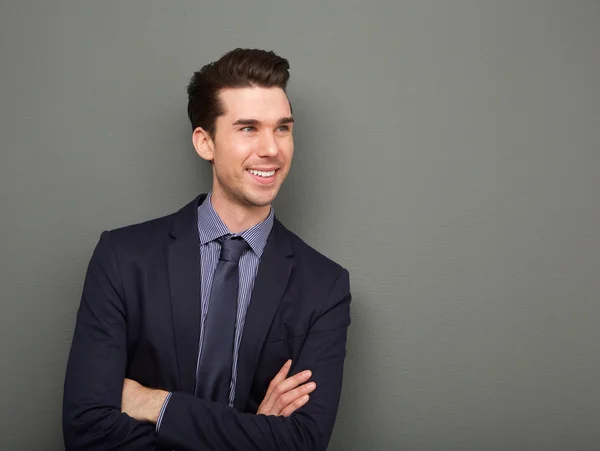 Smiling business man standing with arms crossed — Stock Photo, Image