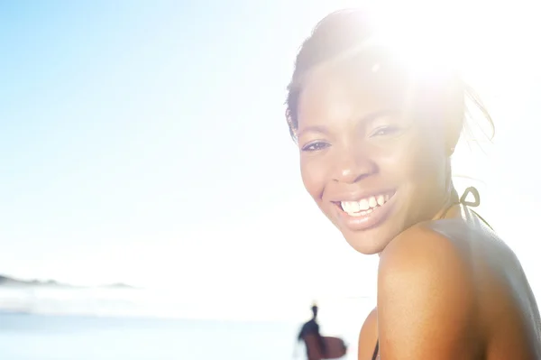 Vrolijke jonge zwarte vrouw op het strand — Stockfoto