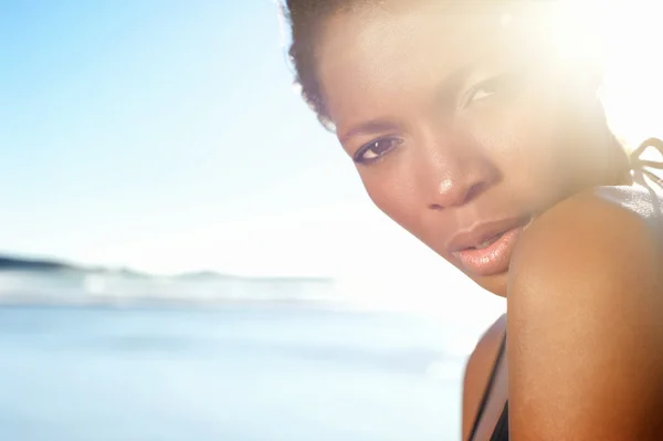 Prachtige Afrikaanse Amerikaanse vrouwelijke mode-model op het strand — Stockfoto