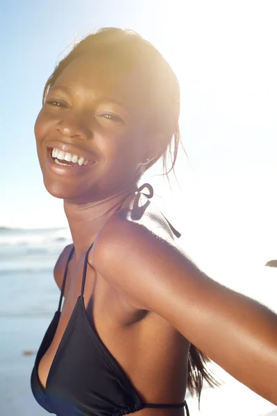 Ευτυχισμένος αφρικανική αμερικανική γυναίκα στην παραλία στο μπικίνι — Φωτογραφία Αρχείου
