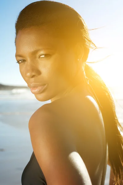 Aantrekkelijke Afrikaanse Amerikaanse vrouw op het strand — Stockfoto