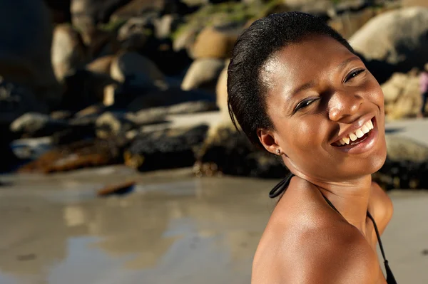 Lächelnde Afroamerikanerin am Strand — Stockfoto