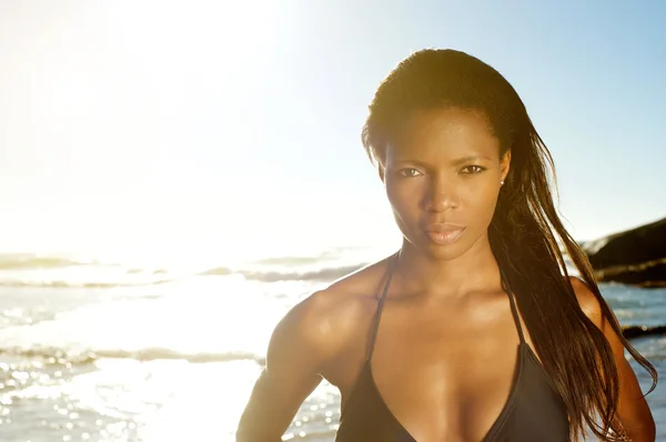 Jovem beleza africana posando na praia — Fotografia de Stock