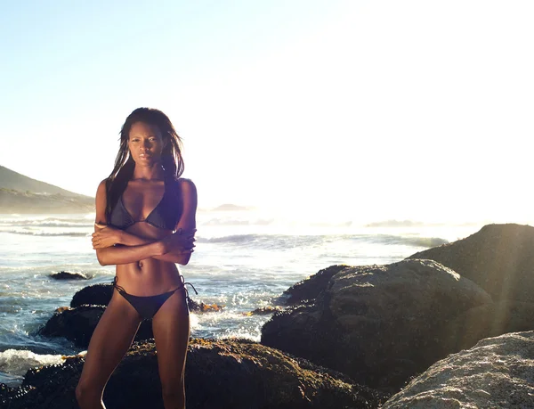 Sensual young african woman standing at the beach in bikini — Stock Photo, Image