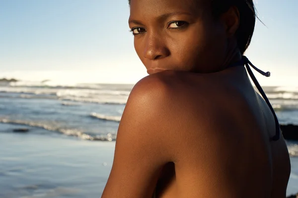 Modelo femenina africana posando en la playa — Foto de Stock