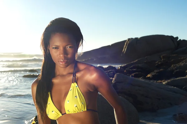 Plajda sarı bikinili seksi Afrikalı-Amerikalı kadın — Stok fotoğraf