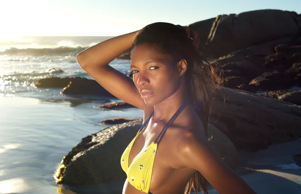 Donna africana con la mano nei capelli in spiaggia — Foto Stock