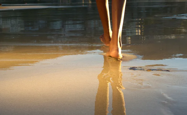 Mujer afroamericana de bajo ángulo caminando en la playa — Foto de Stock