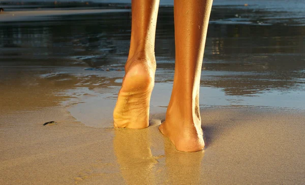 Rear view african american woman waling on the beach — Stock Photo, Image