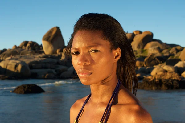 Jonge african american vrouw permanent op het strand — Stockfoto