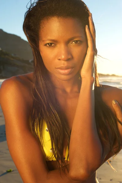 Krásná africká americká ženská modelka v plavkách — Stock fotografie