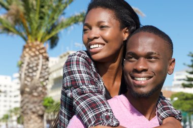 Seven çift açık havada birlikte gülümseyen