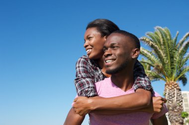 Sırtında taşıyan kız genç gülümseyen adam 