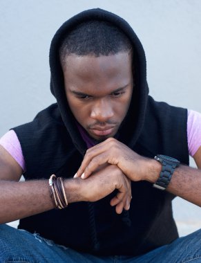 Oturan genç adam-bu el çene üzerinde düşünme