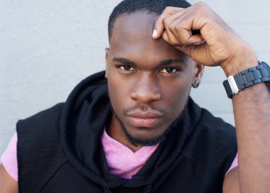 siyah yakışıklı genç 