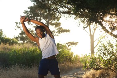 Afro-Amerikan delikanlı kasları egzersiz germe