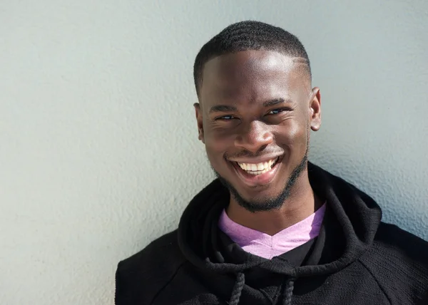 Крупный план портрета веселого молодого чернокожего улыбающегося человека — стоковое фото