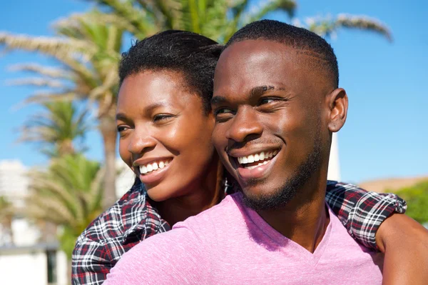 Glada unga afrikanska amerikanska paret leende utomhus — Stockfoto