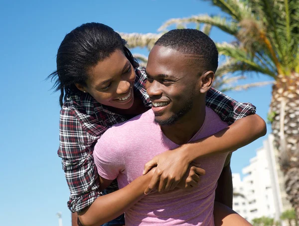 oynak genç çift birlikte gülüyor