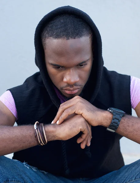 Oturan genç adam-bu el çene üzerinde düşünme