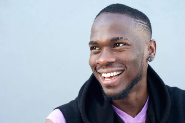 Alegre joven afroamericano hombre sonriendo —  Fotos de Stock