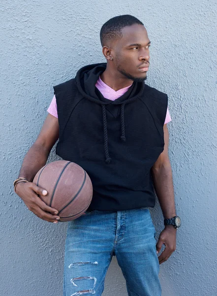 Bonito jovem afro-americano segurando basquete — Fotografia de Stock
