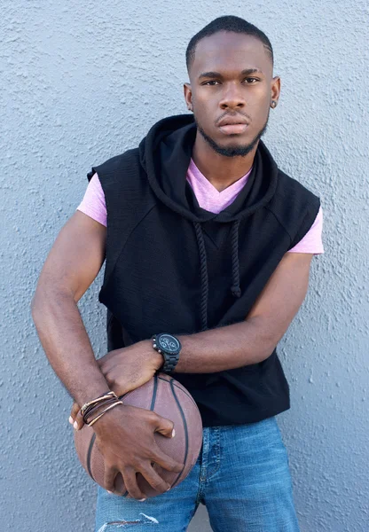 Fresco giovane ragazzo africano americano in possesso di basket — Foto Stock