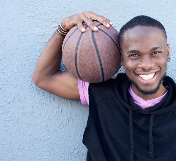 Alegre homem americano africano segurando basquete — Fotografia de Stock