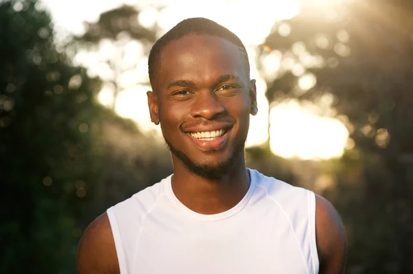 Sportlicher afrikanisch-amerikanischer Mann lächelt draußen — Stockfoto