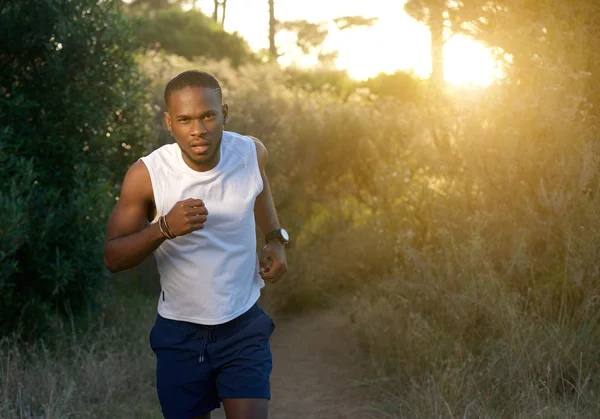 Νεαρός αφρικανική αμερικανική άνθρωπος που τρέχει σε εξωτερικούς χώρους — Φωτογραφία Αρχείου