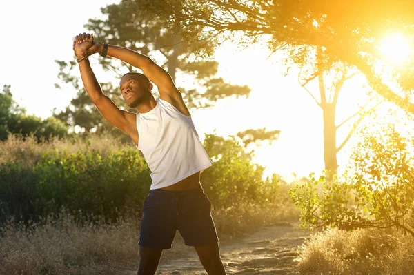 Homem americano africano saudável alongamento músculos ao ar livre — Fotografia de Stock