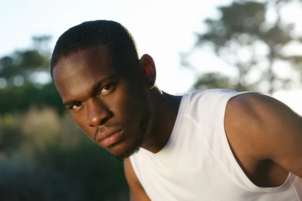 Csinos, fiatal fekete férfi szabadban — Stock Fotó