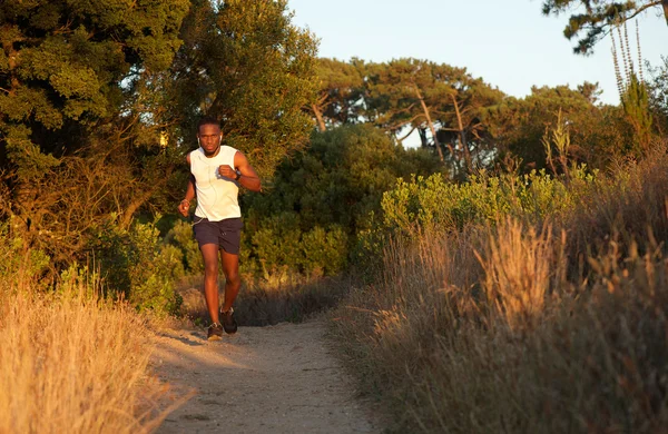 Gezonde jonge zwarte man joggen buiten — Stockfoto