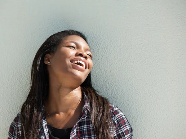 Gelukkig jonge zwarte vrouw lachen buitenshuis — Stockfoto