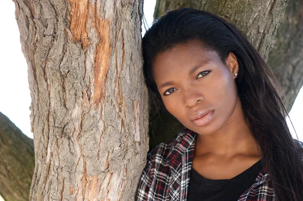 Atractiva joven mujer negra con el pelo largo — Foto de Stock