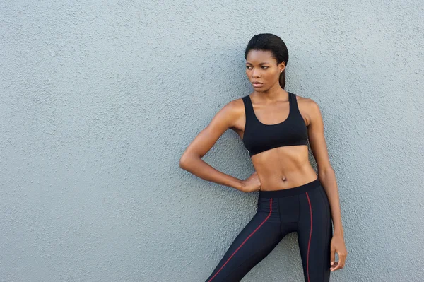 Africano americano esportes mulher de pé contra fundo cinza — Fotografia de Stock