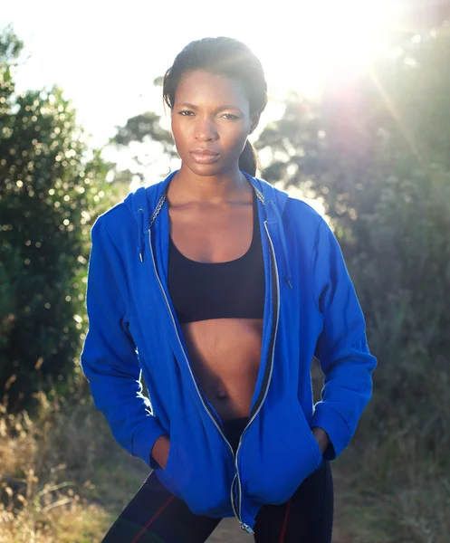 Mujer afroamericana de pie al aire libre en sudadera azul — Foto de Stock