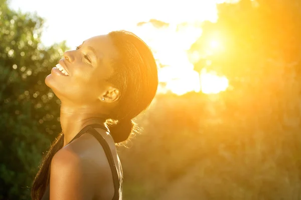 Uśmiechający się sportowe african american kobieta stojąc na zewnątrz — Zdjęcie stockowe