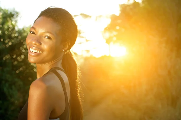 Atraktivní mladá sportovní žena s úsměvem venku — Stock fotografie