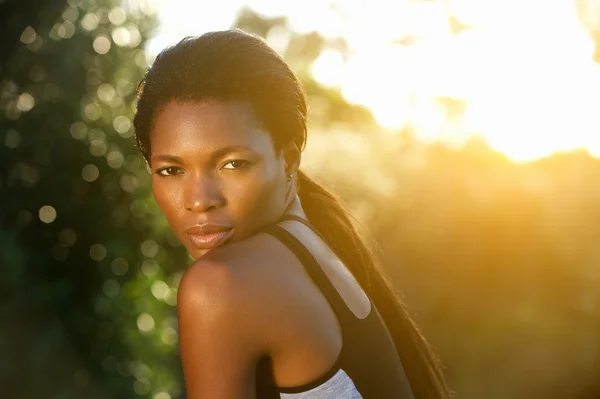 Vackra afrikanska amerikanska kvinnliga fitness modell — Stockfoto