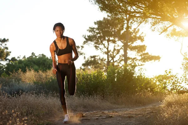 Młody african american kobieta joggingu w przyrodzie — Zdjęcie stockowe